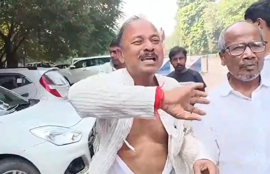 RJD में टिकट को लेकर हंगामा! नेता ने फाड़ा कुर्ता, रो-रोकर किया बवाल लालू आवास के बाहर