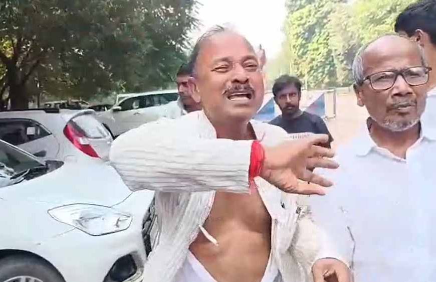 टिकट नहीं मिली तो राबड़ी आवास पर रोए RJD नेता, फाड़ा कुर्ता और लगाए गंभीर आरोप