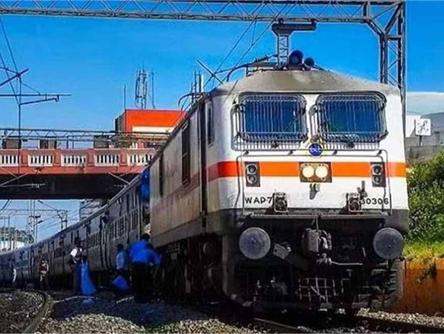 रेल हादसा: चलती ट्रेन से गिरे 3 यात्री, 2 की मौत, 1 की हालत गंभीर