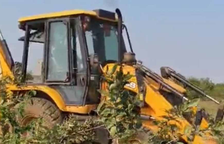 MP में बुलडोजर की गूंज: गरीबों के घर टूटे, बाबाओं की आलीशान संपत्ति पर सरकार खामोश!