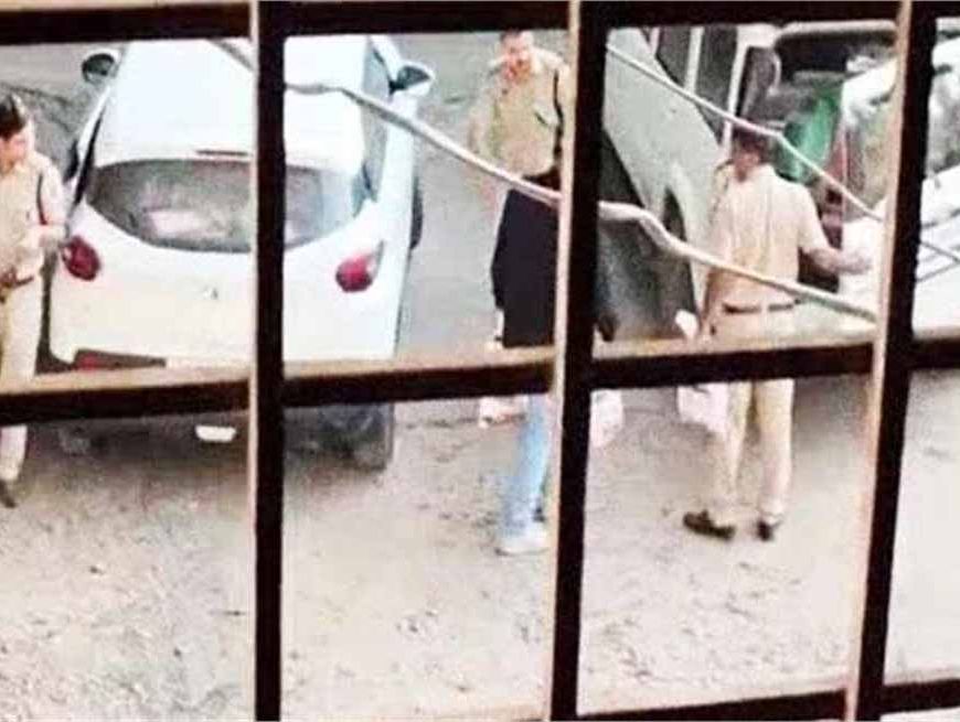 पुलिस की शर्मनाक हरकत: शराब बांटते कर्मियों का वीडियो वायरल, SHO निलंबित