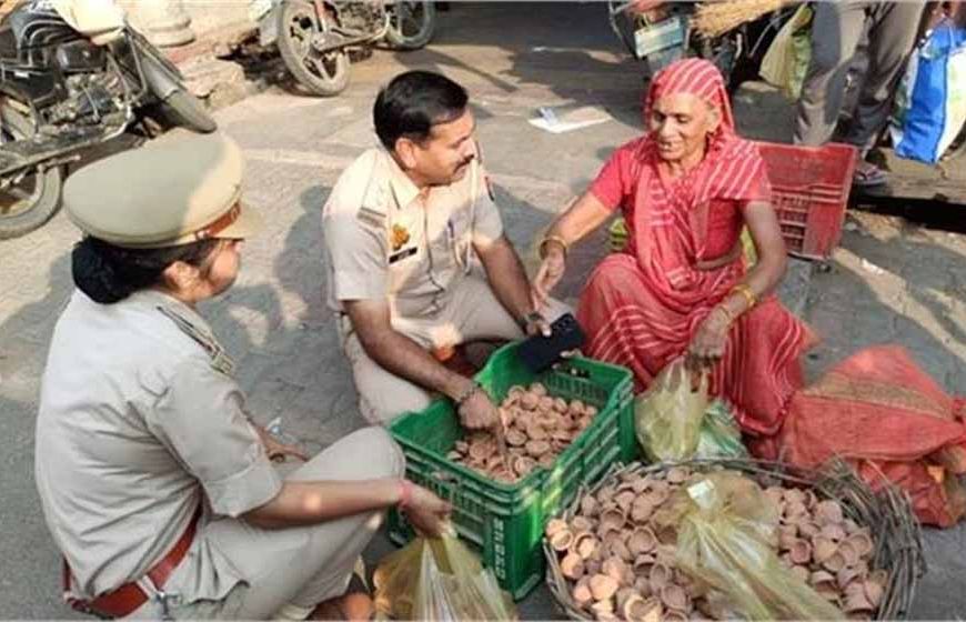 बूढ़ी माता की मायूसी गई दूर, थानेदार ने खरीदे सभी दीये – दीपावली की दिल छू लेने वाली कहानी