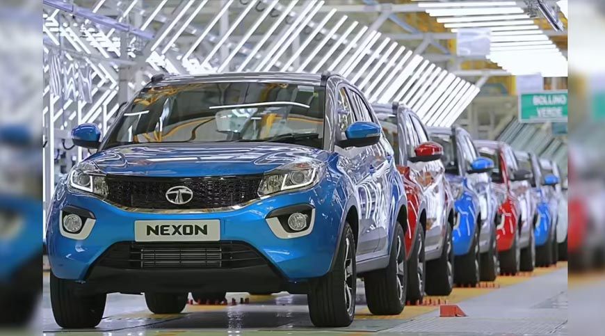 दिवाली में Tata Motors की गाड़ियों की धूम, शोरूम पर लगी भीड़