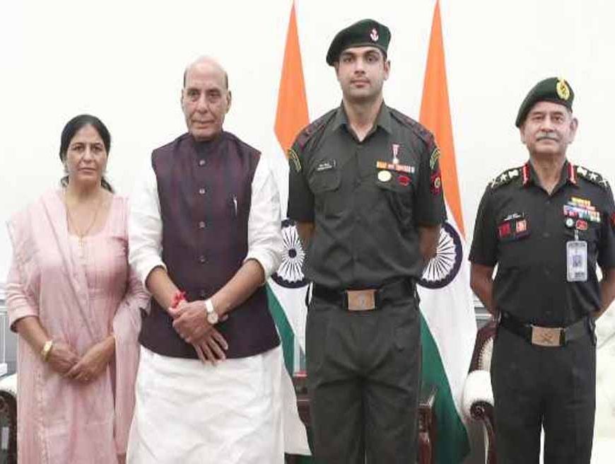 राष्ट्र का गौरवः नीरज चोपड़ा को मिला लेफ्टिनेंट कर्नल का दर्जा, सेना ने किया सम्मानित