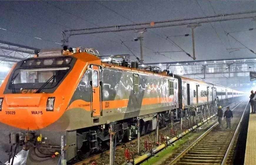 अमृत भारत एक्सप्रेस में धमाका! आनंद विहार-सहरसा रूट पर मचा हड़कंप, ट्रैक पर कूदे यात्री