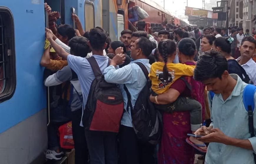 छठ पर्व पर ट्रेनों में उमड़ी भारी भीड़, यात्री टॉयलेट में खड़े होकर कर रहे सफर