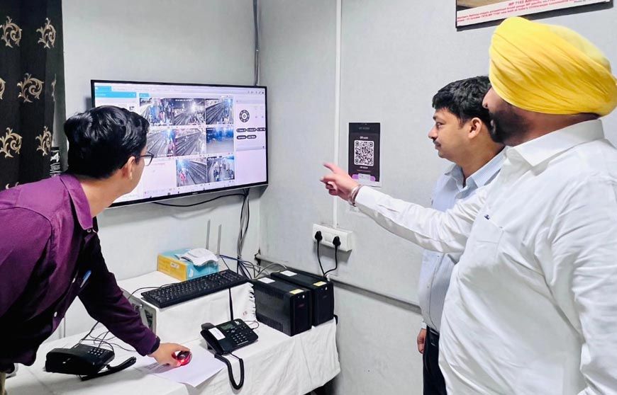 लुधियाना रेलवे स्टेशन पर केंद्रीय मंत्री बिट्टू ने की सुविधाओं की समीक्षा, यात्रियों से अपील- जल्दबाजी न करें