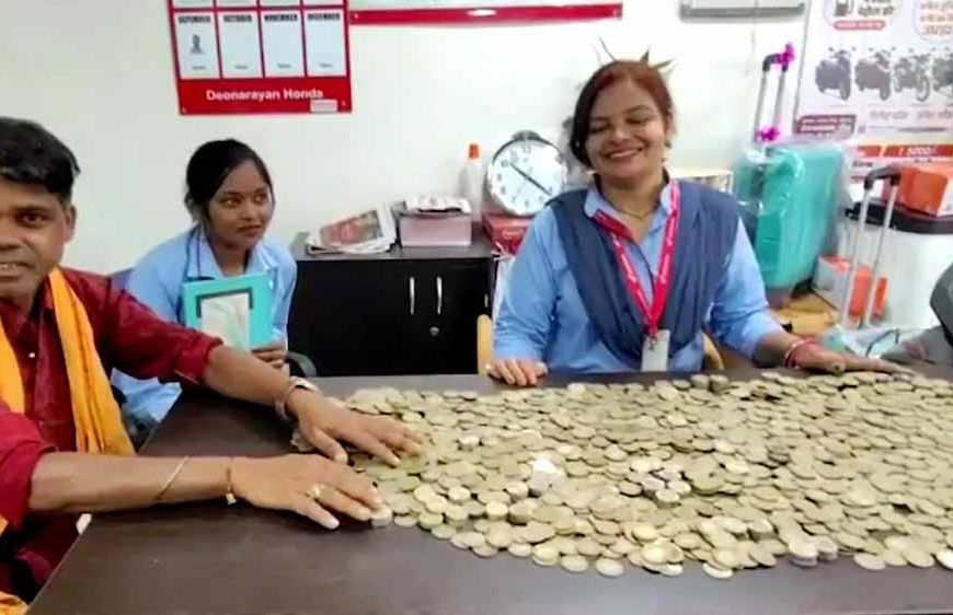 सिक्कों का समंदर, भावनाओं की उमंग: ₹40 हजार लेकर स्कूटी खरीदने आए किसान, शोरूम मालिक भी भावुक