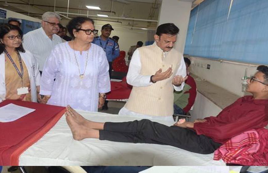 उप मुख्यमंत्री  शुक्ल ने हमीदिया अस्पताल में कार्बाइड गन से प्रभावित युवाओं एवं बच्चों का हाल जाना