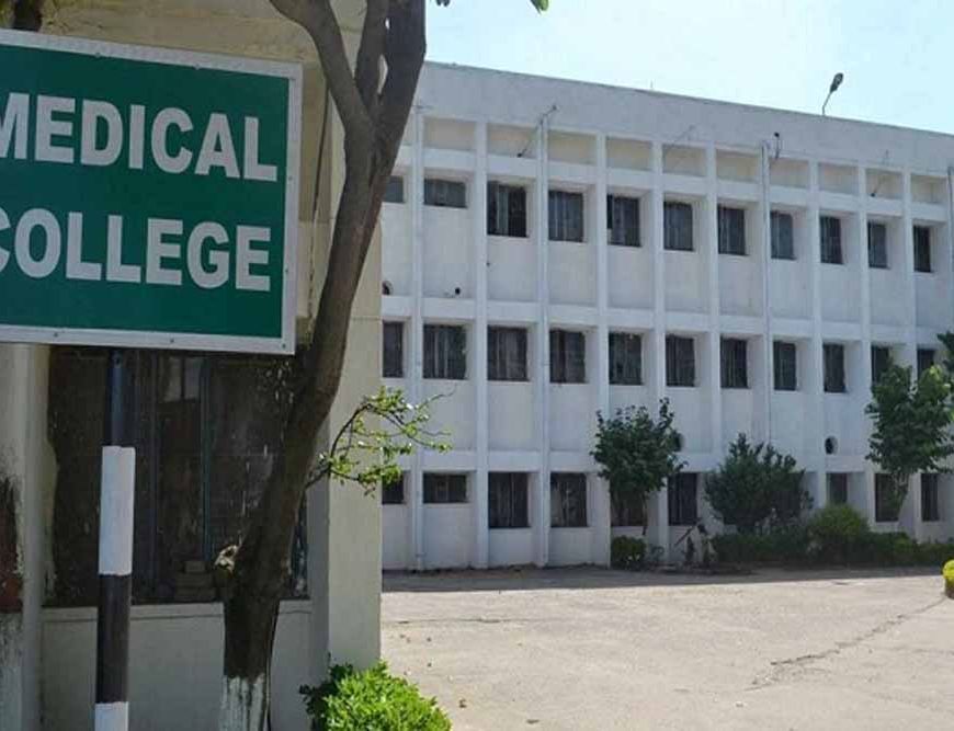 निजी मेडिकल कॉलेजों पर शिकंजा: मनमानी फीस वसूली पर कड़ी कार्रवाई