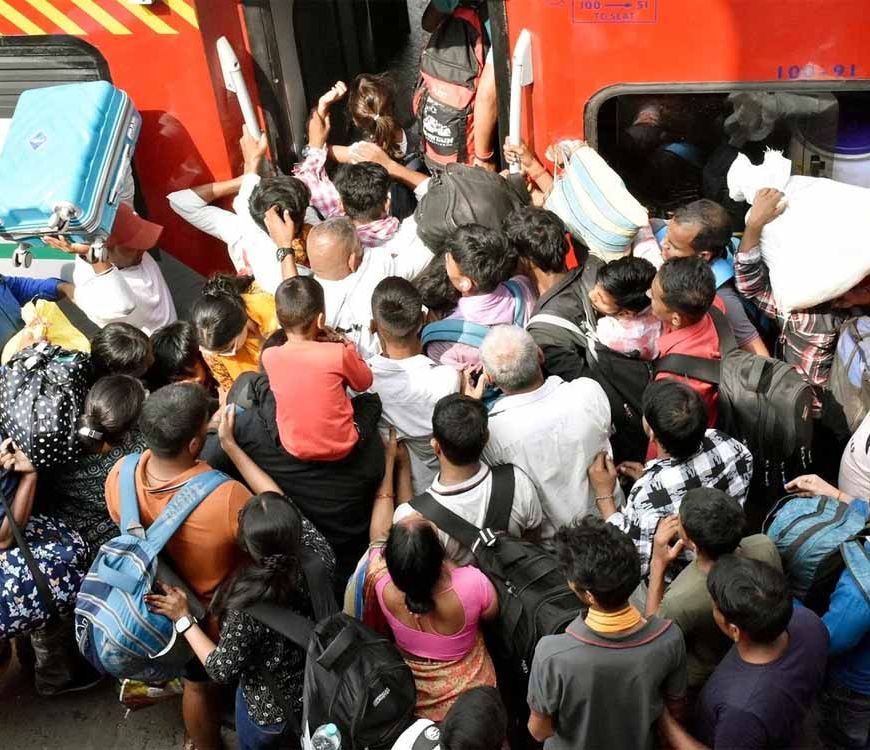 रेल हादसा या प्रशासनिक विफलता? 12 हजार स्पेशल ट्रेनें कहां, लोग छतों पर लटके! राहुल गांधी का हमला