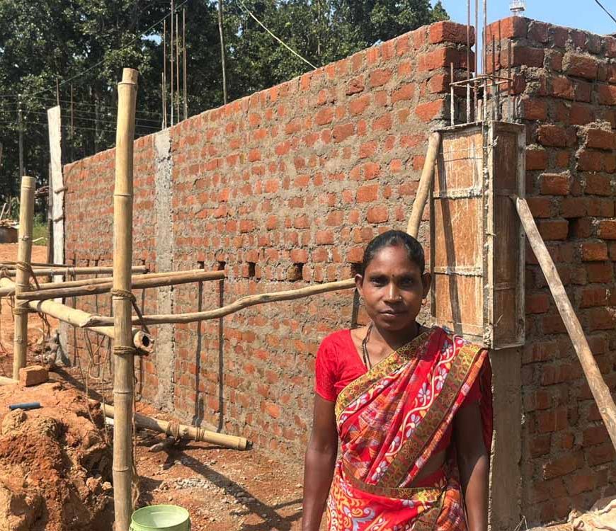 मिट्टी की झोपड़ी से पक्के घर तक : सन्ना गांव की महंती बेक की कहानी