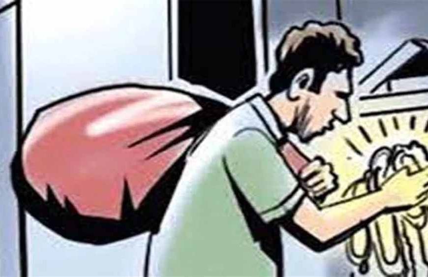 मध्यप्रदेश में सड़क पर ठगी! युवक ने कारोबारी की पत्नी से गहने छीने