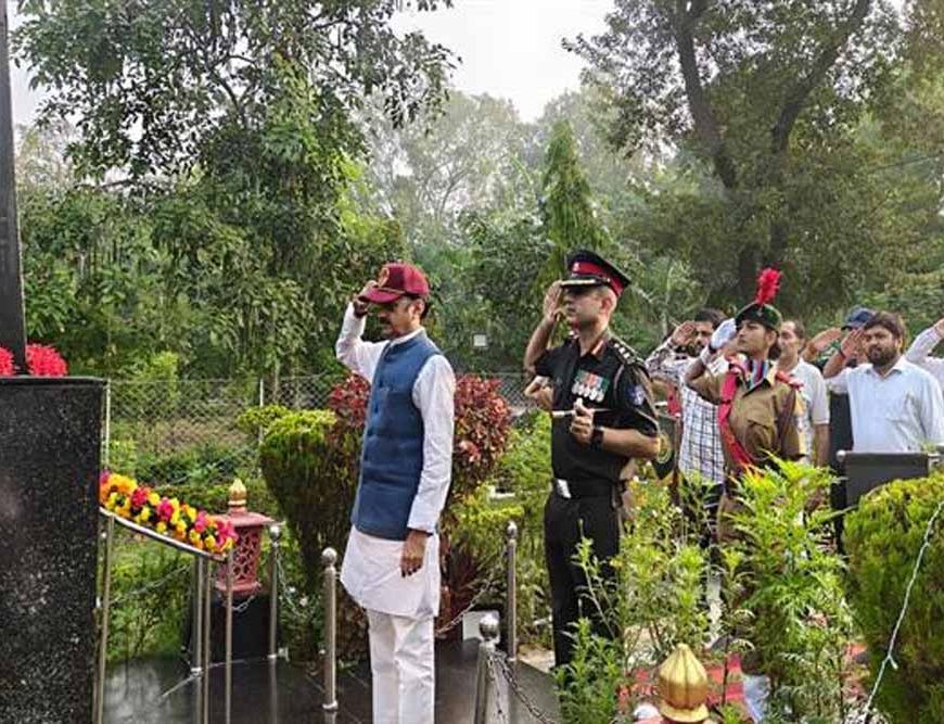 शिक्षा के साथ अनुशासन, संस्कार और मानवीय गुणों का होना आवश्यक : उप मुख्यमंत्री शुक्ल