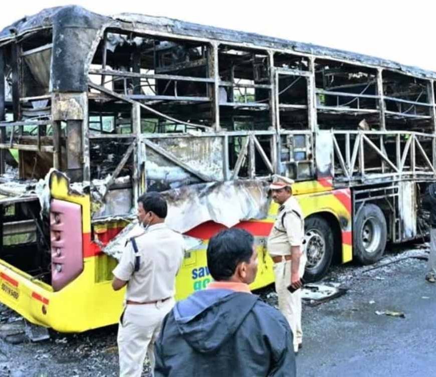चलती इलेक्ट्रिक बस में धमाका! बैट्री ब्लास्ट से कुछ ही मिनटों में बस बनी आग का गोला