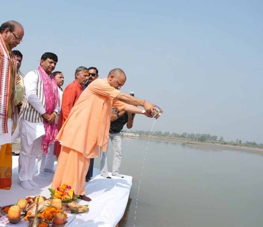 योगी आदित्यनाथ की अचानक हापुड़ यात्रा, गंगा में चढ़ाया दूध और अधिकारियों से की अहम बैठक