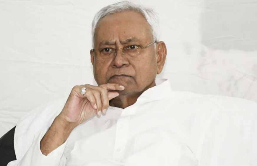 छपरा में JDU को बड़ा झटका, नीतीश कुमार के करीबी नेता ने थामा RJD का हाथ