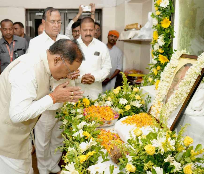 मुख्यमंत्री विष्णु देव साय ने पूर्व विधानसभा उपाध्यक्ष स्वर्गीय बनवारी लाल अग्रवाल को दी श्रद्धांजलि