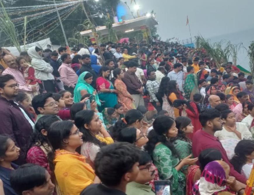 उगते सूर्य को अर्घ्य के साथ छठ पूजा संपन्न, देशभर के घाटों पर उमड़ा श्रद्धालुओं का सैलाब