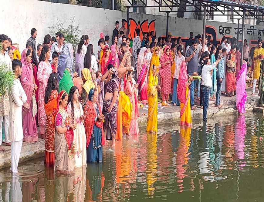 लोक आस्था के पर्व छठ पर महिलाओं ने अस्ताचलगामी सूर्य को दिया अर्घ्य, आमातालाब छठ घाट पर उमड़े श्रद्धालु