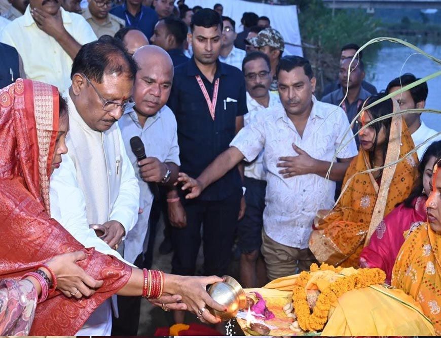 रायपुर : मुख्यमंत्री  साय ने जशपुर में दुलदुला छठ घाट में सूर्य को दिया अर्घ्य: प्रदेश की सुख-समृद्धि और खुशहाली की कामना की