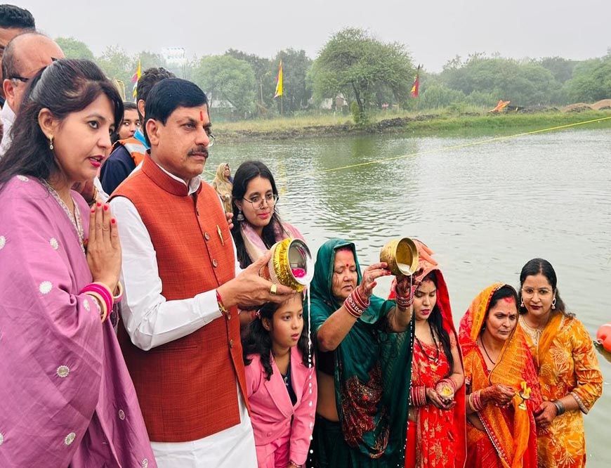सीएम उज्जैन पहुंचे छठ के आखिरी दिन, विक्रम सरोवर घाट पर सूर्य को अर्घ्य अर्पित