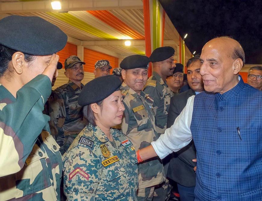 रक्षा मंत्री राजनाथ सिंह का संदेश: सीमाओं पर सतर्क रहें, किसी भी परिस्थिति के लिए तैयार रहना जरूरी