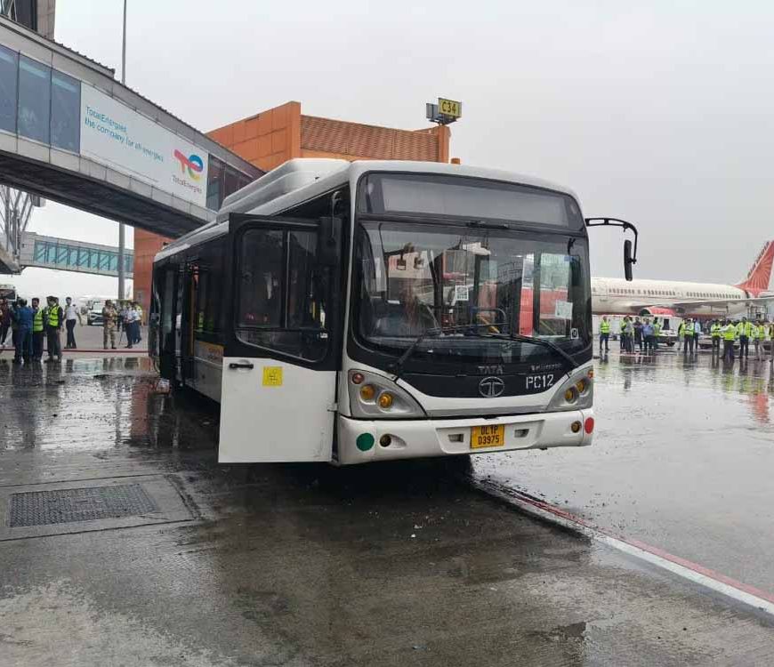 दिल्ली एयरपोर्ट पर हड़कंप: विमान के पास खड़ी एयर इंडिया की बस में लगी भीषण आग, मचा अफरा-तफरी