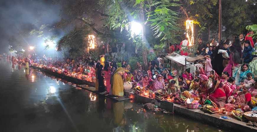 आमातालाब के घाट पर उगते सूर्य को छठ व्रतियों ने दी उषा अर्घ्य देकर 4 दिवसीय पवित्र अनुष्ठान का समापन किया