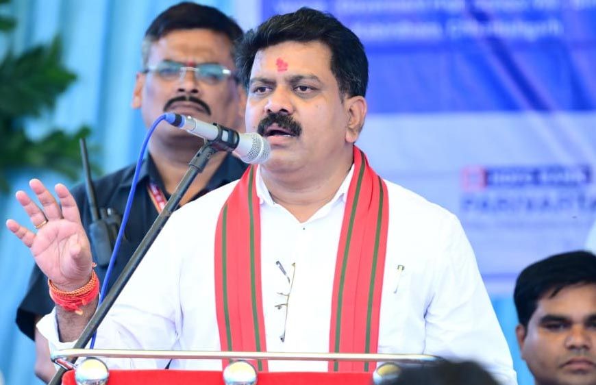 रायपुर : बच्चों के संग विद्यार्थी बने उपमुख्यमंत्री  विजय शर्मा