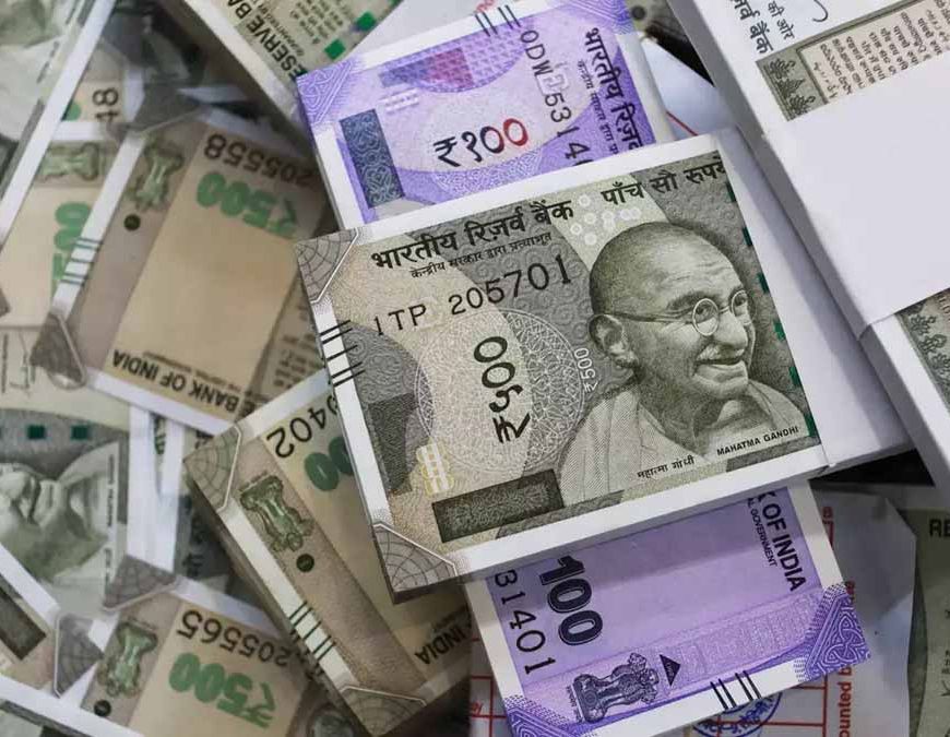 बिहार चुनाव से पहले पुलिस का छापा: होटल के कमरे से नोटों का पहाड़ बरामद