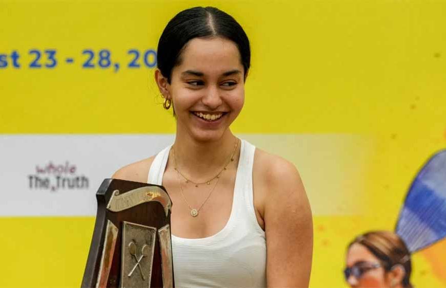 गत चैंपियन टिन्नी गिलिस को हराकर अनाहत सेमीफाइनल में