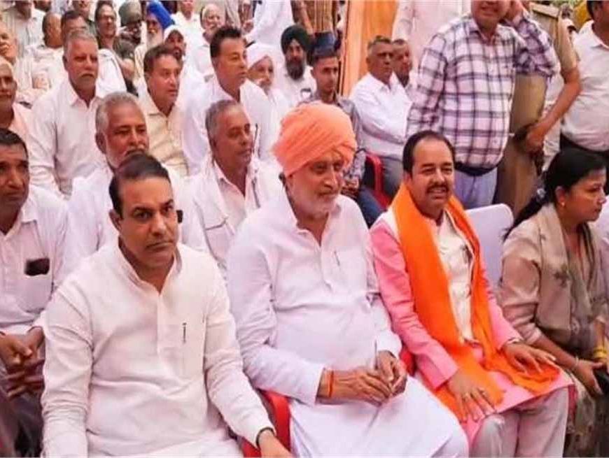 मंच पर नहीं मिली कुर्सी तो किसानों के बीच जा बैठे कृषि मंत्री, लोगों ने कहा– यही है असली नेता!