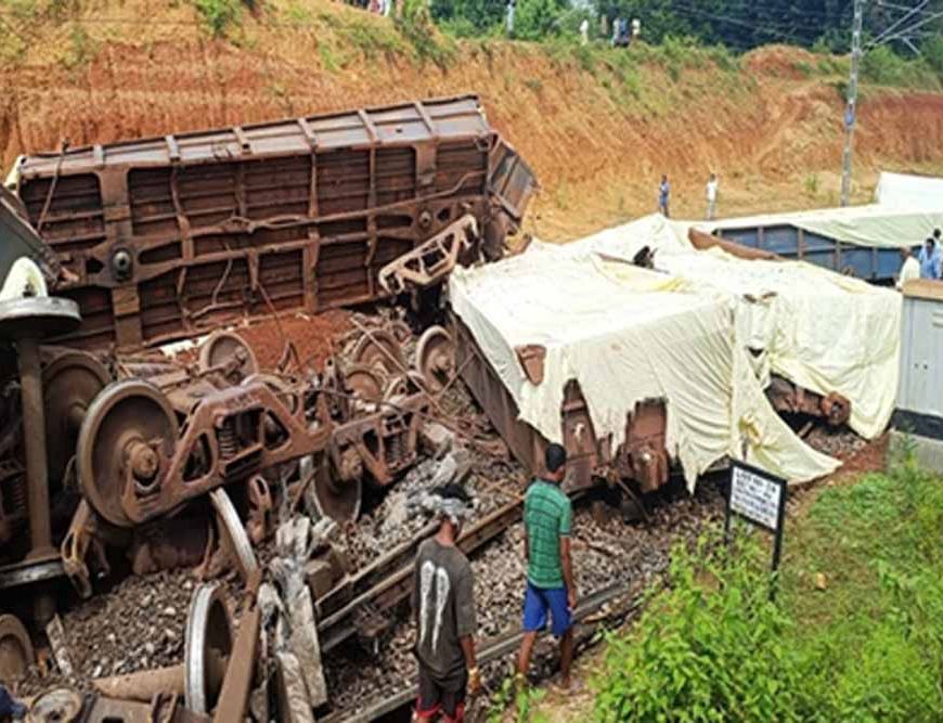 सिमडेगा में बड़ा रेल हादसा: मालगाड़ी के 10 डिब्बे पटरी से उतरे, कई घंटे ठप रहा परिचालन