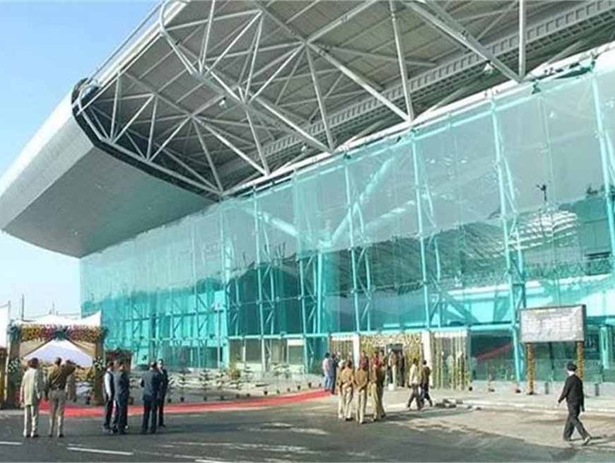 इंटरनेशनल एयरपोर्ट पर बढ़ी यात्रियों की परेशानी, सामने आई चौंकाने वाली सच्चाई!