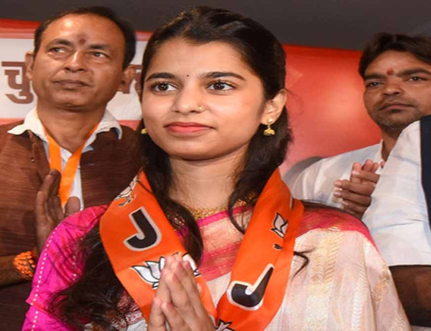 तेजस्वी यादव पर मैथिली ठाकुर का वार: हर परिवार को नौकरी निकला झूठा वादा!