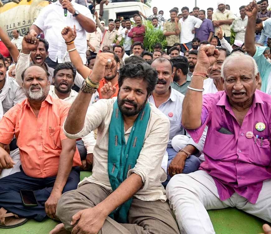 फडणवीस सरकार का अधूरा वादा बना सियासत की आग, हाईवे पर किसानों का हल्लाबोल!