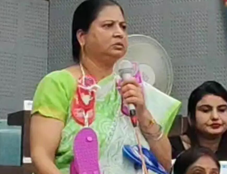 BJP महिला पार्षद ने चप्पल की माला पहन निगम कार्यालय पहुंचकर लगाए गंभीर आरोप