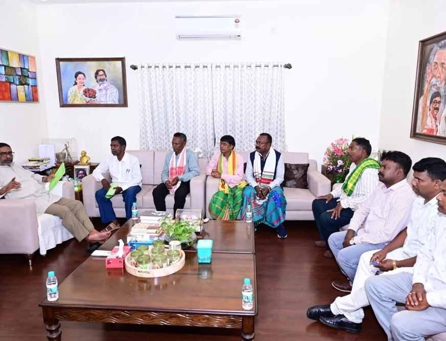 लुगू बुरु घांटा बाड़ी धोरोम गाढ़ प्रतिनिधिमंडल ने सीएम हेमंत सोरेन से की मुलाकात, रखी विभिन्न मांगें