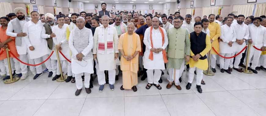 गोपाष्टमी पर मुख्यमंत्री आवास पहुंचे गन्ना किसान, गन्ना मूल्य बढ़ाने पर किया सीएम योगी का अभिनंदन