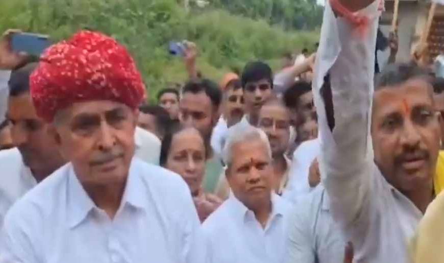 खनन परियोजना का विरोध: पिंडवाड़ा में ग्रामीणों ने भाजपा नेताओं को घेरा, जताई नाराज़गी