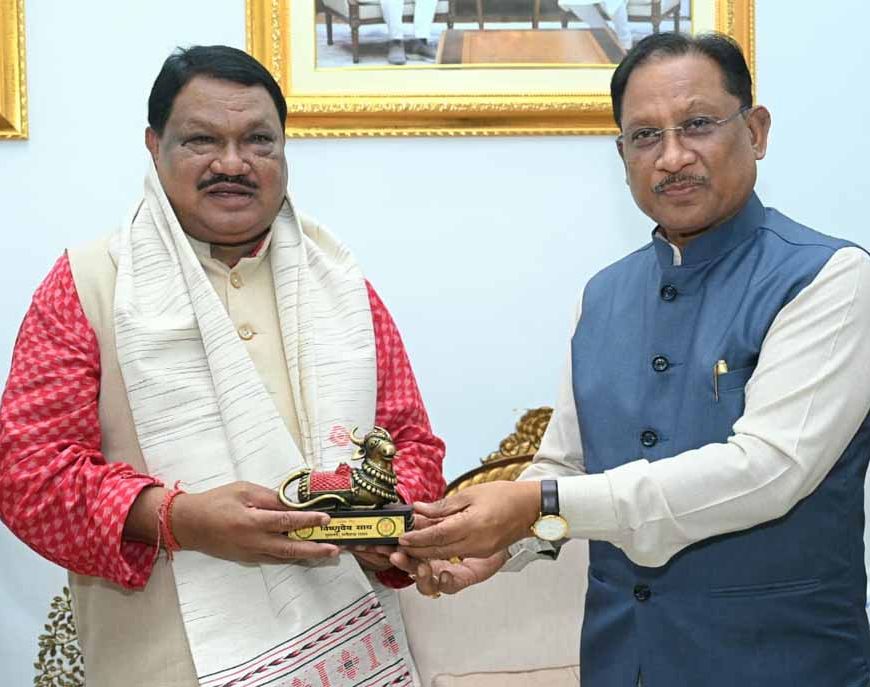 मुख्यमंत्री साय से केंद्रीय जनजातीय कार्य मंत्री जुएल ओराम ने की सौजन्य मुलाकात