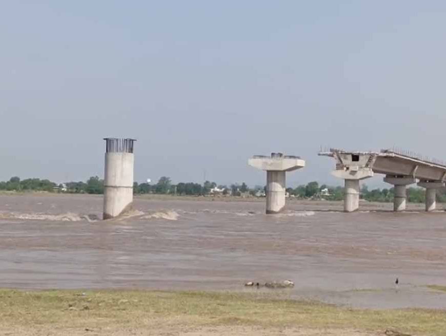 चिनाब के किनारे अधूरा पुल बना खतरा: एक ओर पाकिस्तान की गोलियां, दूसरी ओर बाढ़ का डर