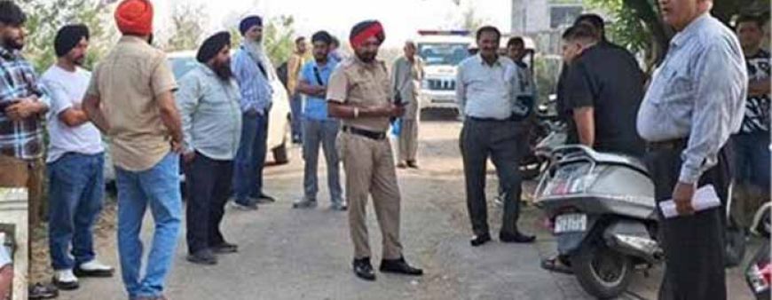 ऑटोमेटेड ड्राइविंग सेंटर पर ग्रामीणों का गुस्सा फूटा, पंचायत ने जड़ा ताला