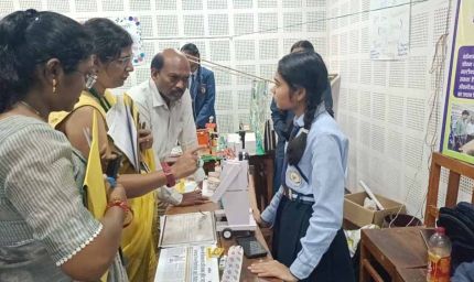 पीएम श्री स्कूल की छात्रा ने बनाया एआई रोबोट — अब गणित, अंग्रेजी और हर विषय के सवालों के देगा जवाब