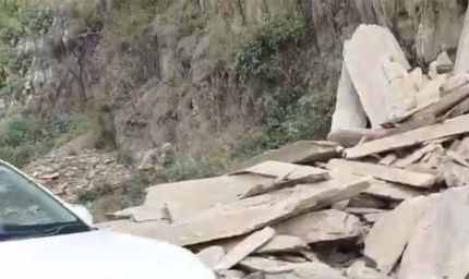 उदयपुर-गोगुंदा हाइवे पर बड़ा हादसा टला, यात्रियों की सूझबूझ से बची जानें