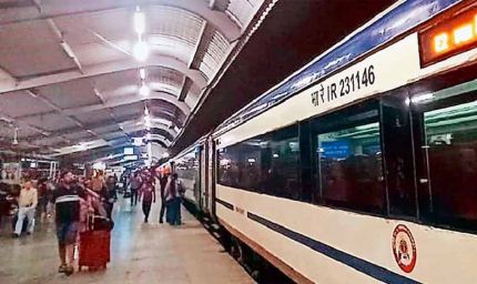 भोपाल-Delhi ट्रेनें रेंग रहीं पटरी पर! वंदे भारत को छोड़ बाकी एक्सप्रेस ट्रेनें घंटों लेट