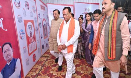 रायपुर : छायाचित्र प्रदर्शनी ने लोगों को किया आकृष्ट,कैबिनेट मंत्री सहित जनप्रतिनिधियों ने किया अवलोकन व खिंचवाई सामूहिक फोटो