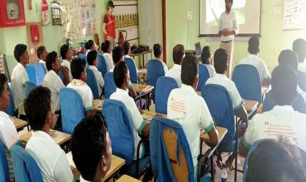 रायपुर : समर्पित माओवादी : वर्दी की जगह अब होटल की यूनिफॉर्म पहन कर करेंगे जिंदगी की नई शुरुआत