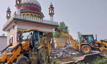 हरिद्वार में बुलडोजर एक्शन: मजार पर चला प्रशासन का हथौड़ा, इलाके में भारी पुलिस बल तैनात